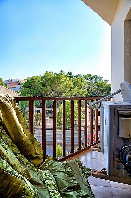 Amplio piso con balcones y chimenea junto a la marina de Portopetro