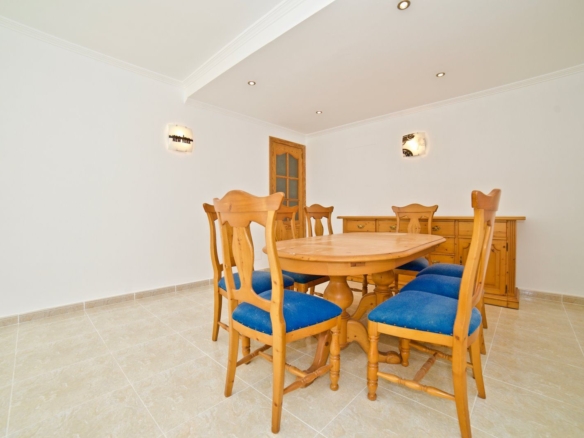 Piso en venta en Campos con gran terraza y 3 habitaciones