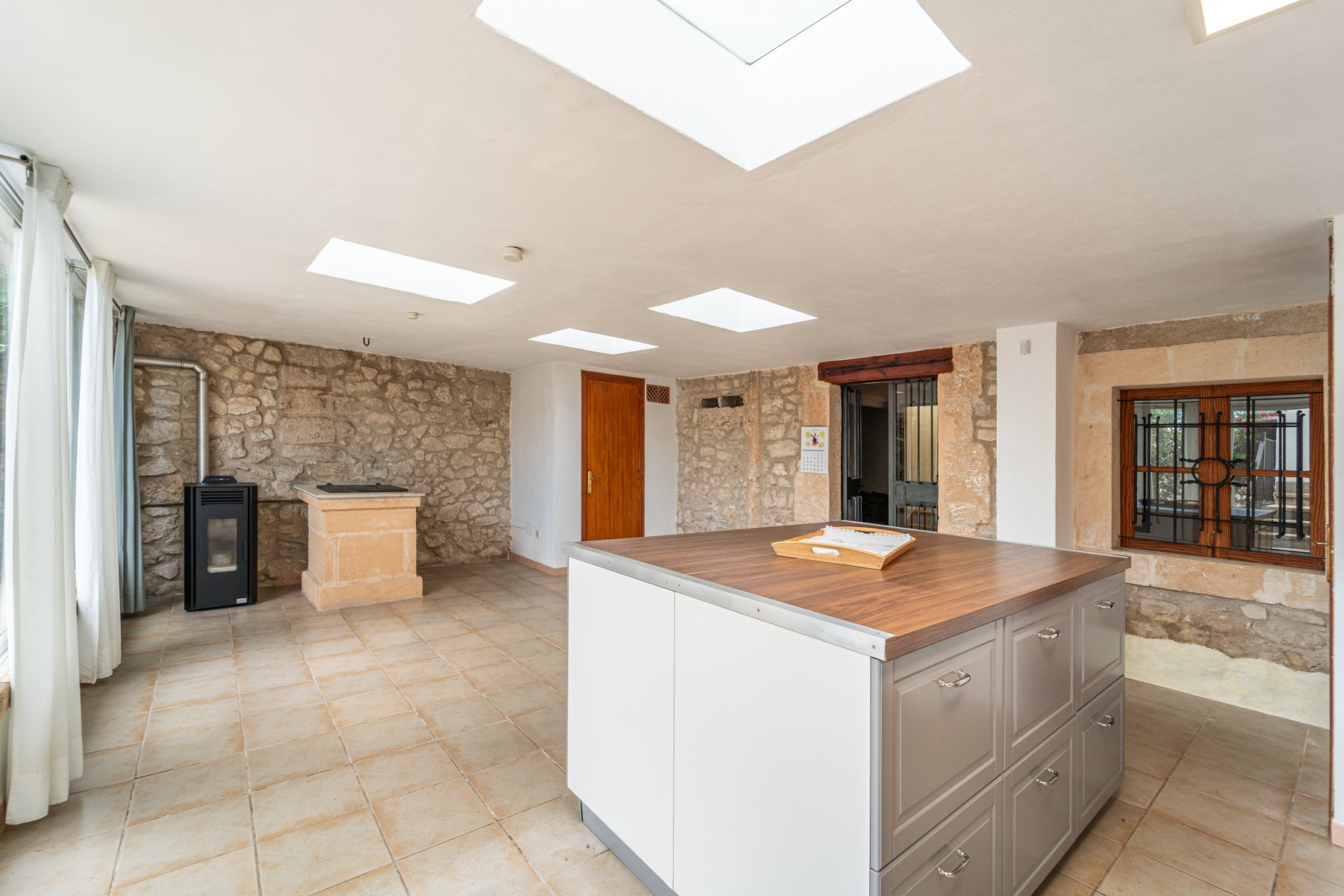 1101-Ground-floor-property-to-rent-with-large-spaces-and-terraces-in-Montuiri.-10.jpg Casa de pueblo en alquiler en Montuïri con terraza y chimenea