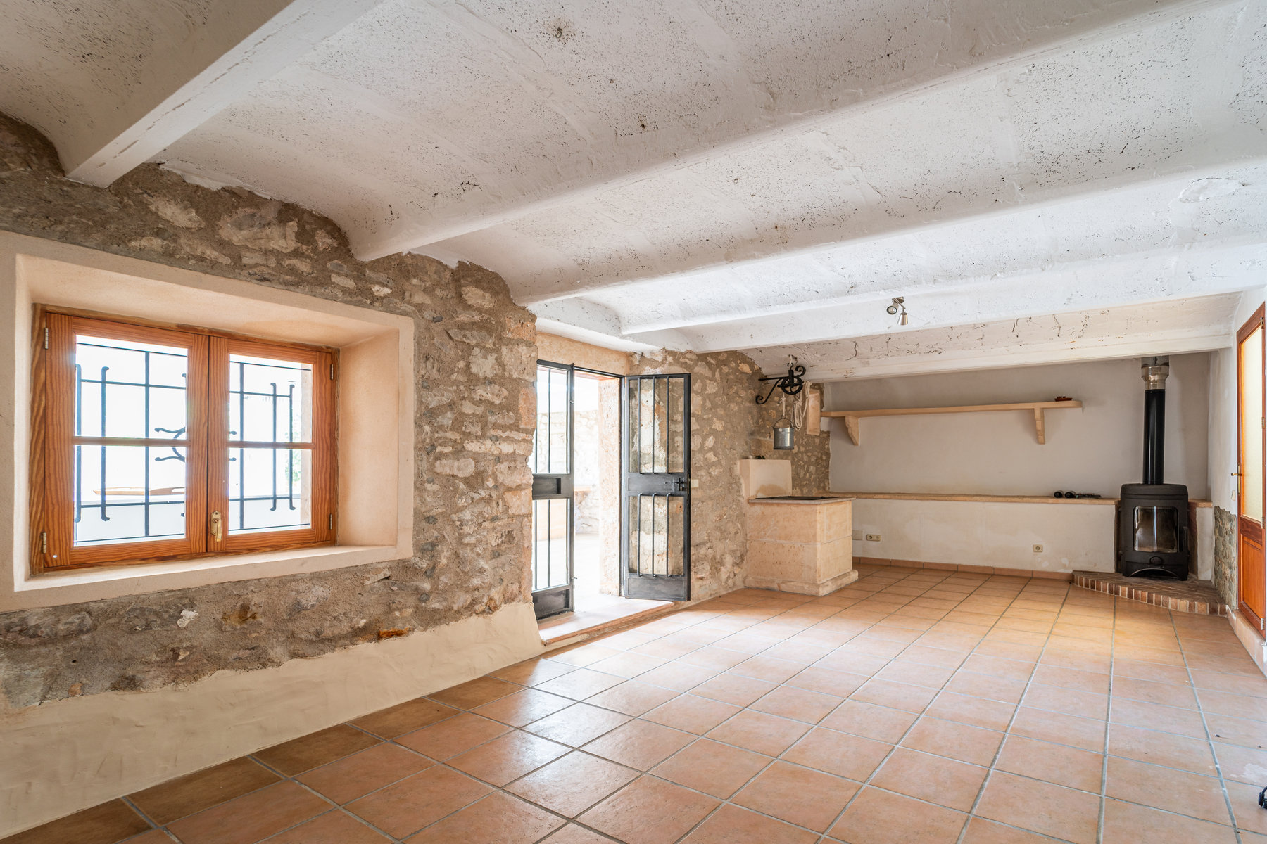 1101-Ground-floor-property-to-rent-with-large-spaces-and-terraces-in-Montuiri.-3.jpg Casa de pueblo en alquiler en Montuïri con terraza y chimenea