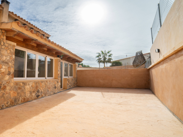 Chalet en alquiler junto al mar en Cala Llombards