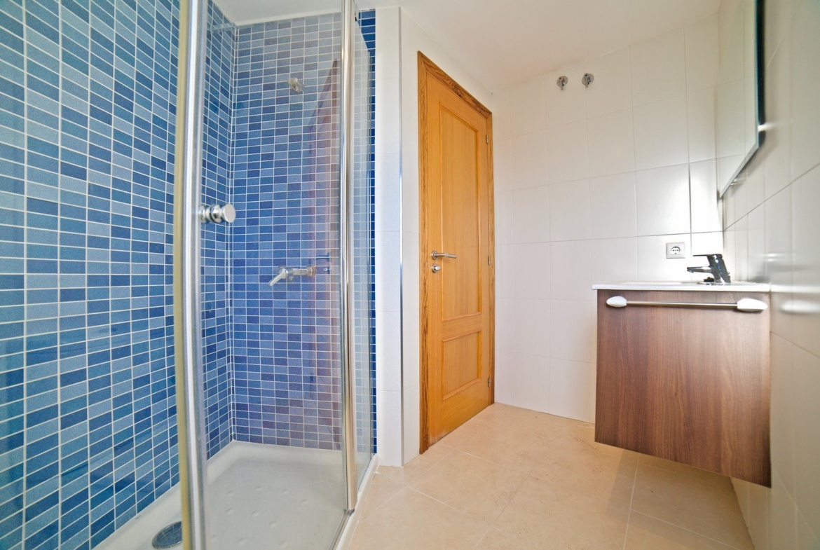 Renovated 2-Bed Apartment with Elevator & Balcony in Campos