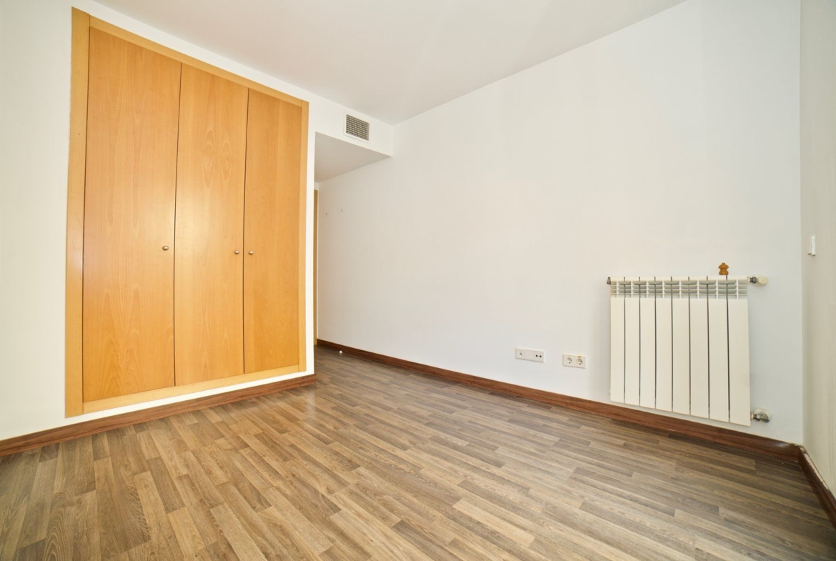 Planta baja con terraza y piscina comunitaria en Campos