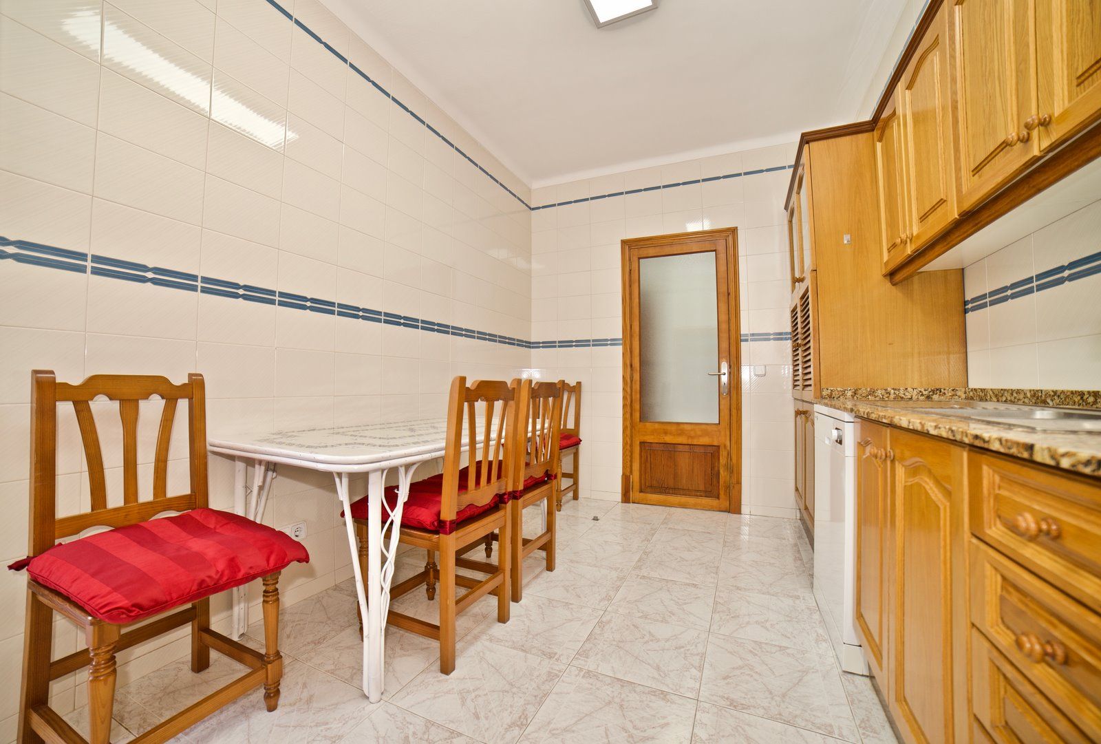 Beachfront Long-Term Rental in Sa Ràpita: 4-Bed Ground Floor Apartment