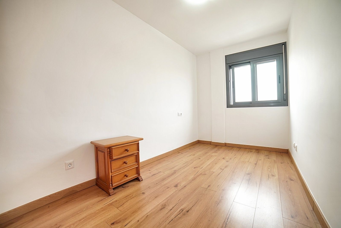 Spacious 3-Bed Apartment With Elevator & Balcony in Campos