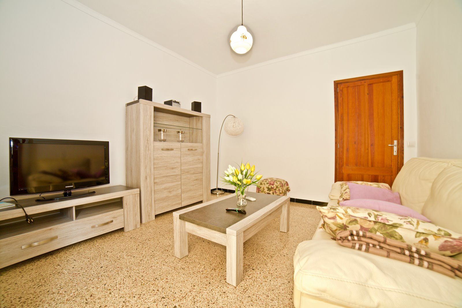 Furnished Apartment with Terrace & Mountain Views for Rent in Montuïri