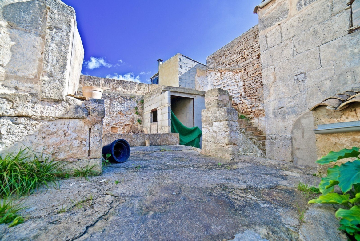 Casa de pueblo con patio y 6 dormitorios en Ses Salines
