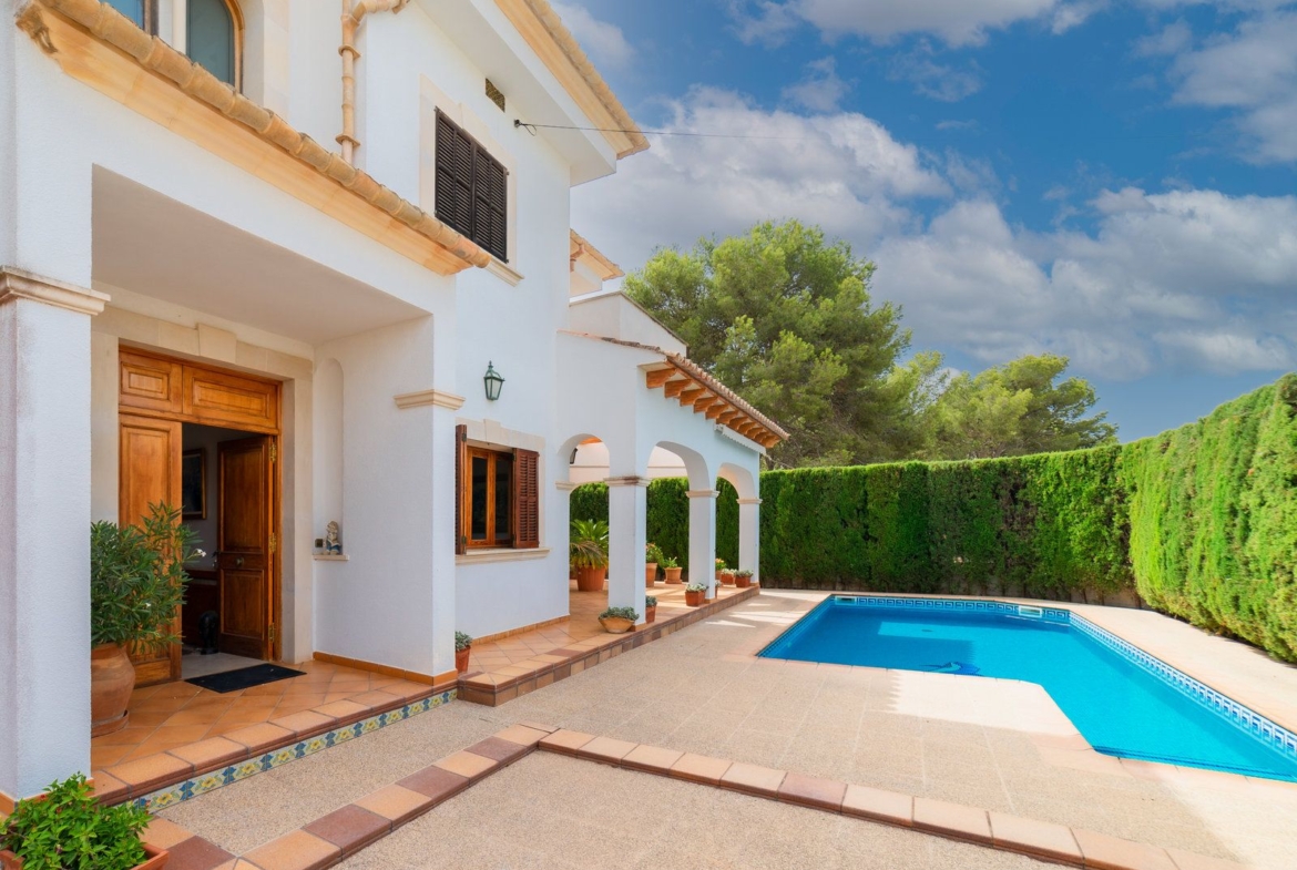 Villa con piscina en Sa Rápita, Campos — chalet esquinero