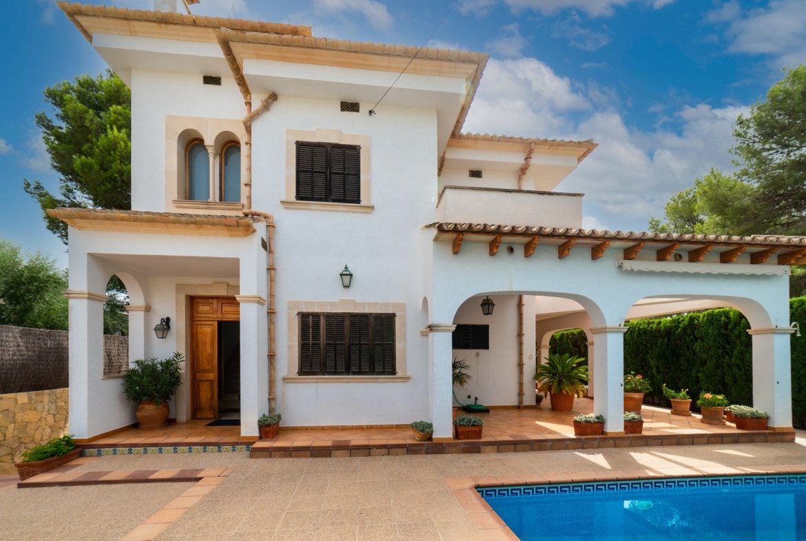 Villa con piscina en Sa Rápita, Campos — chalet esquinero