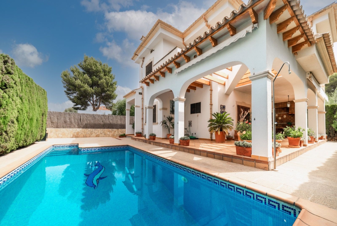 Villa con piscina en Sa Rápita, Campos — chalet esquinero