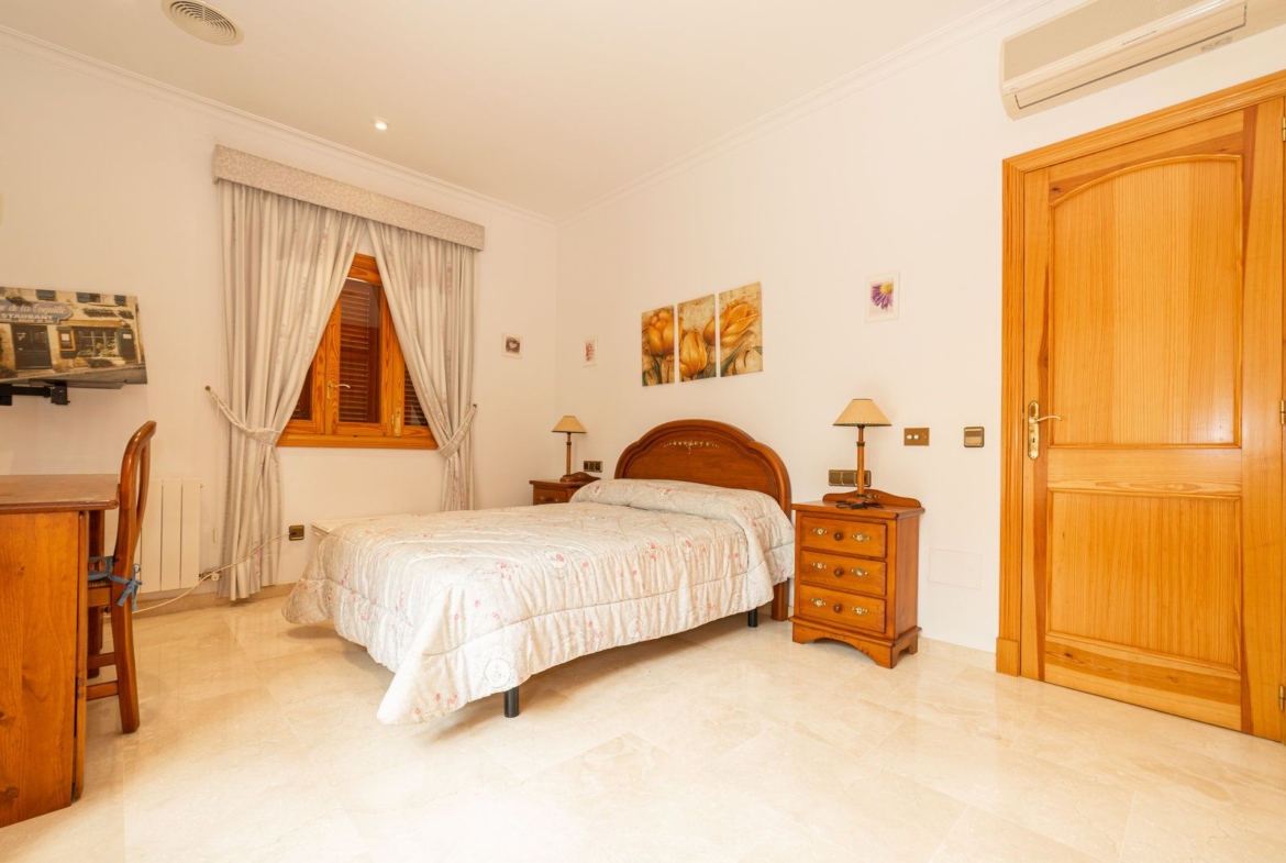 Villa con piscina en Sa Rápita, Campos — chalet esquinero