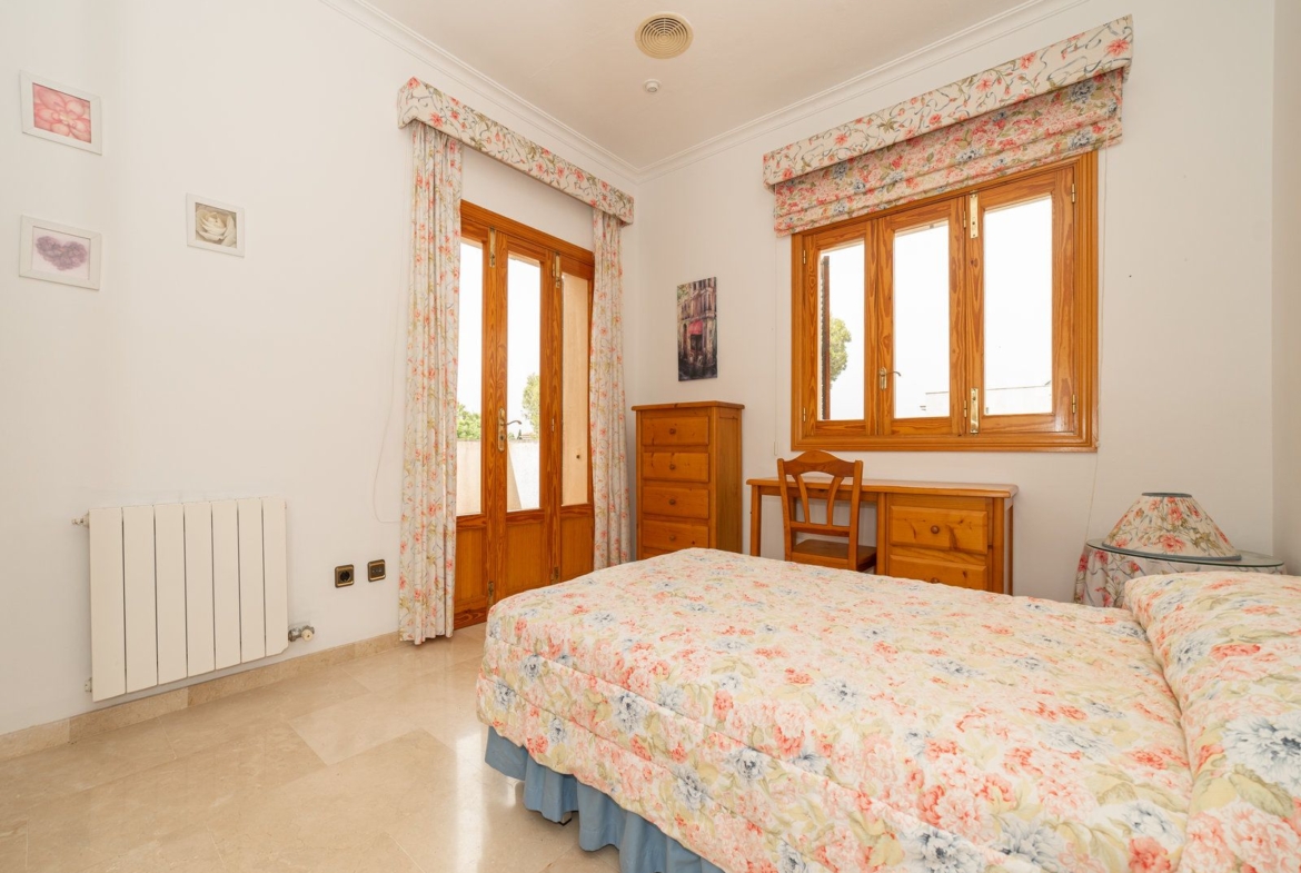 Villa con piscina en Sa Rápita, Campos — chalet esquinero