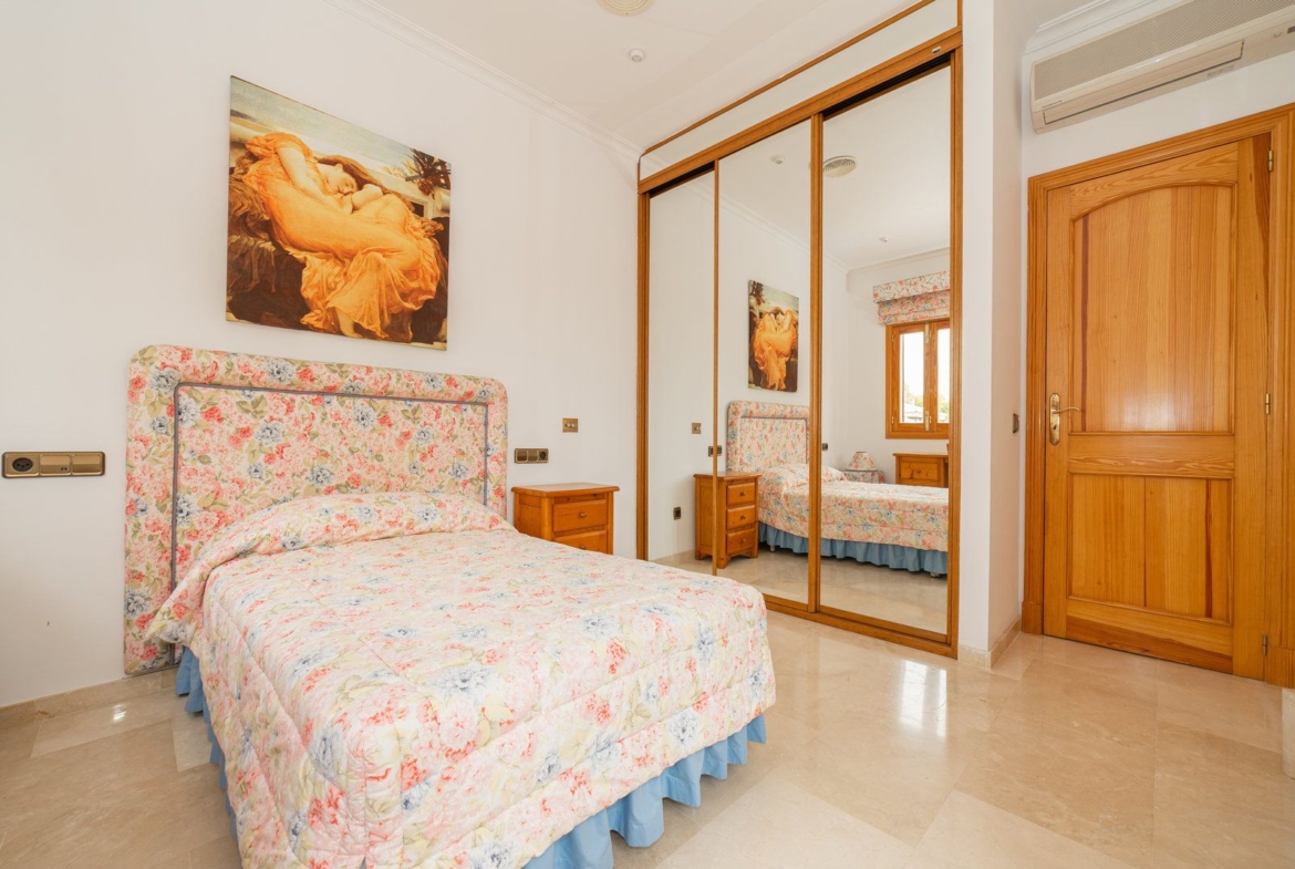 Villa con piscina en Sa Rápita, Campos — chalet esquinero