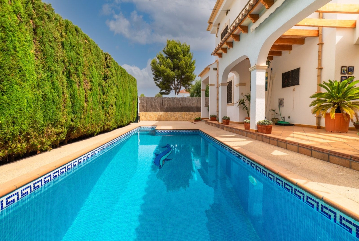 Villa con piscina en Sa Rápita, Campos — chalet esquinero
