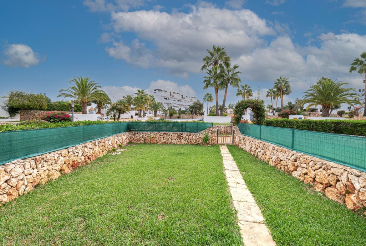 Alquiler de planta baja en Cala Egos: jardín privado y piscina