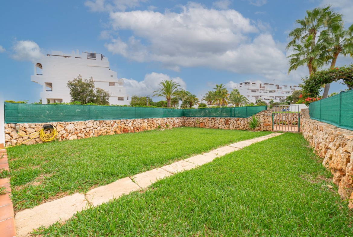 Alquiler de planta baja en Cala Egos: jardín privado y piscina