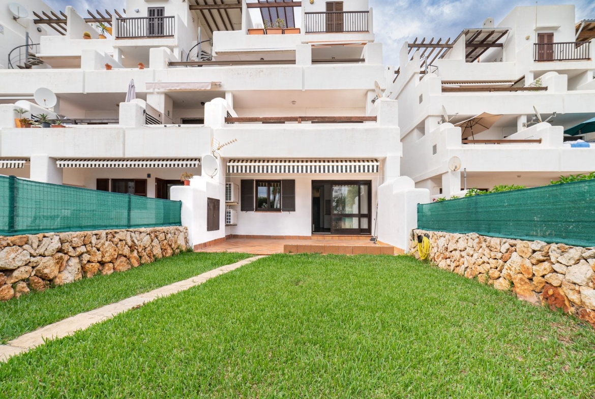 Alquiler de planta baja en Cala Egos: jardín privado y piscina