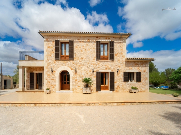 Casa de campo con piscina en Ses Salines | 267 m² y 15.000 m² de finca