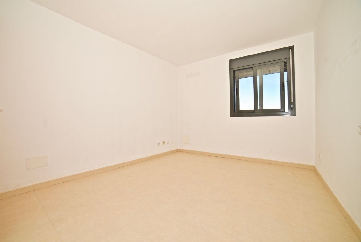 Renovated 2-Bed Apartment with Elevator & Balcony in Campos