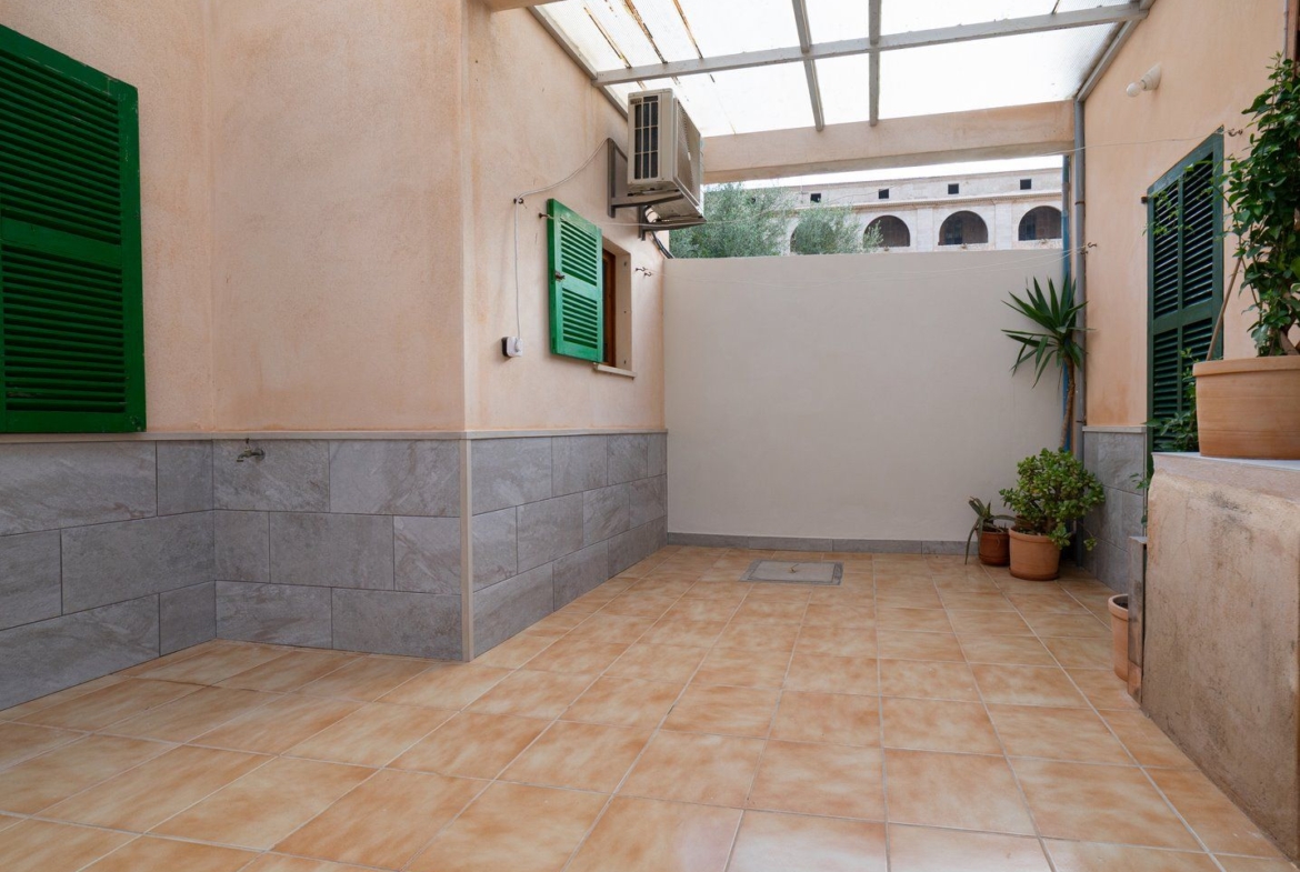 Planta baja reformada con patio en Ses Salines
