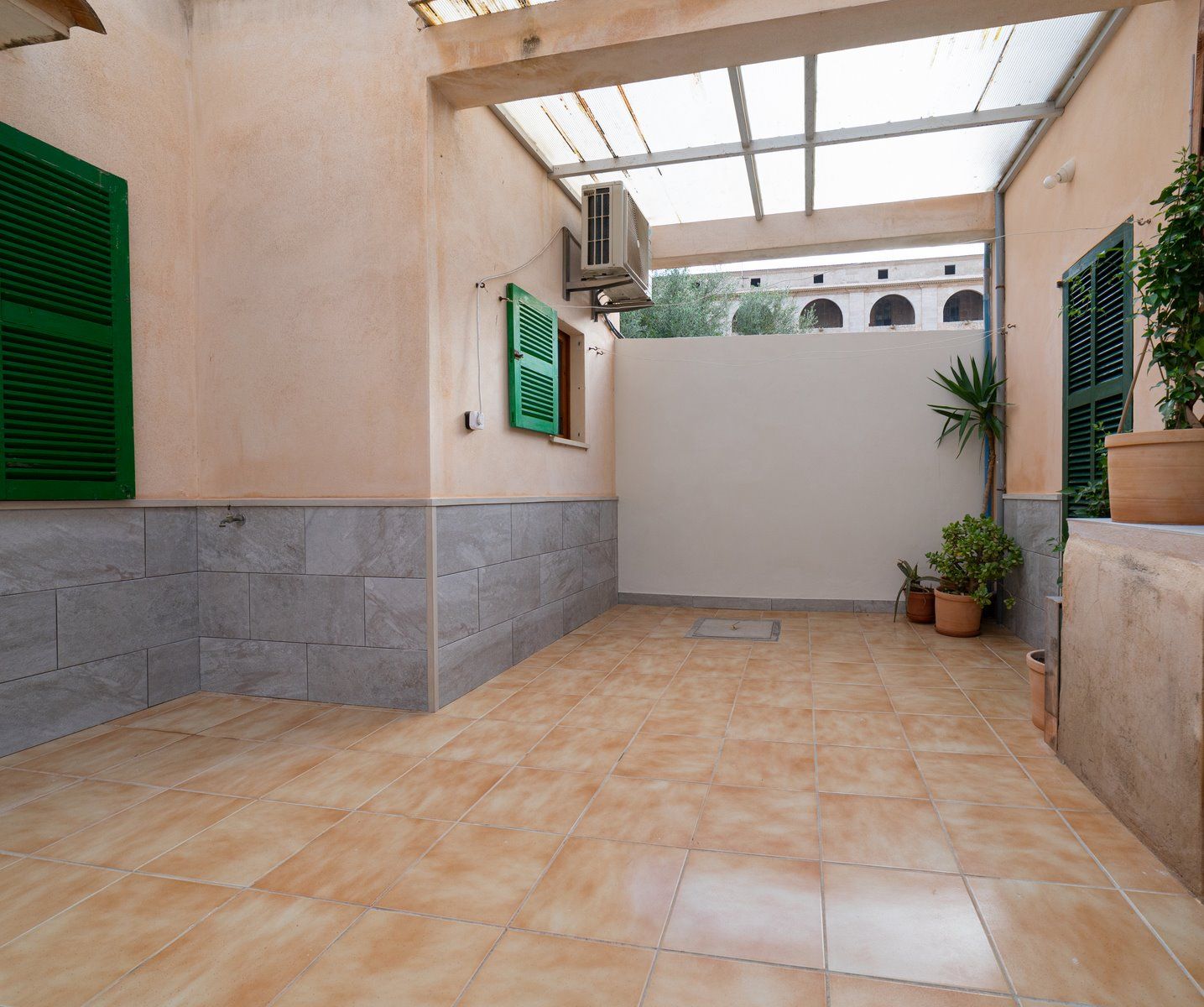 Planta baja reformada con patio en Ses Salines