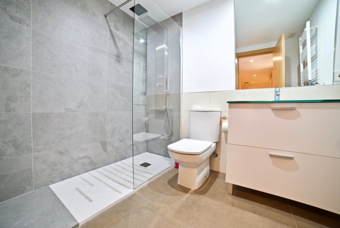 Planta baja con terraza y piscina comunitaria en Campos