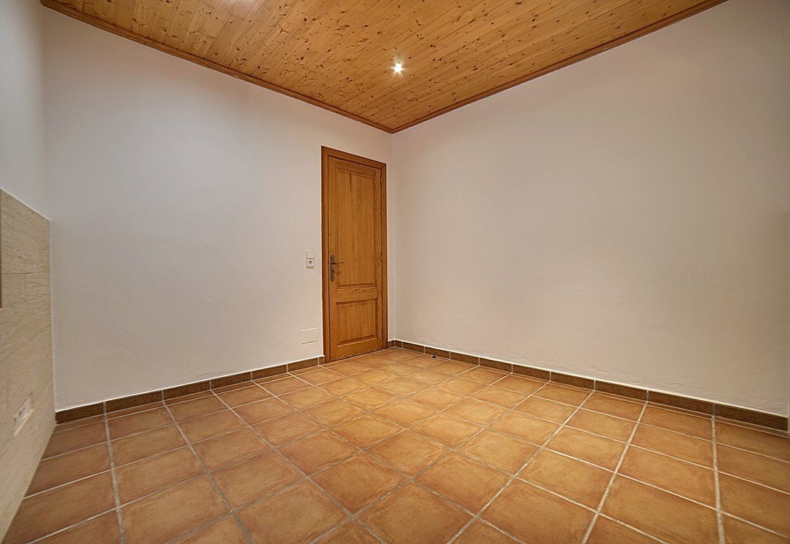 Haus in Cala Llombards: Terrassen und Kamin, 100 m vom Meer