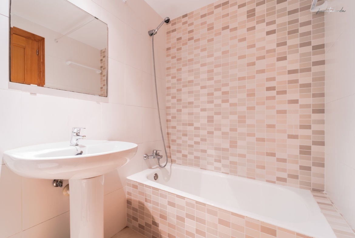 Dachgeschosswohnung in Campos, 2 Zimmer, Balkon & Aufzug