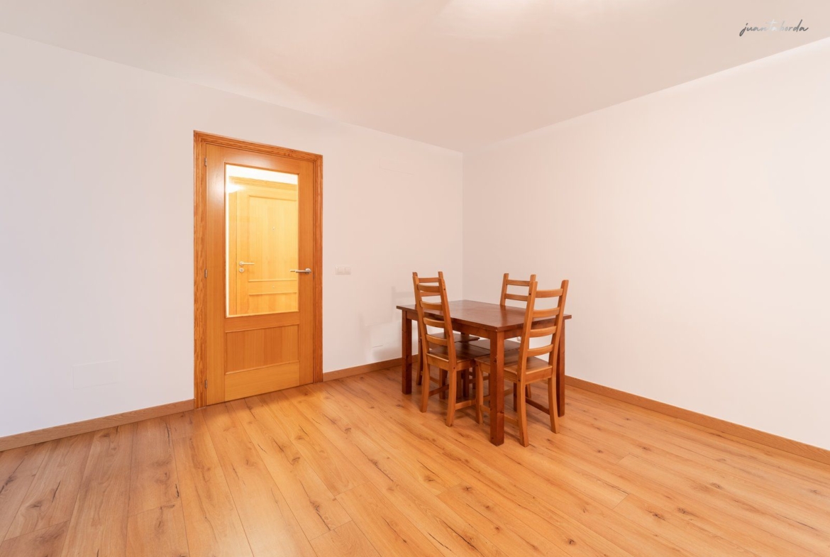Dachgeschosswohnung in Campos, 2 Zimmer, Balkon & Aufzug