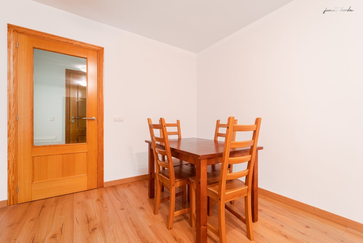 Dachgeschosswohnung in Campos, 2 Zimmer, Balkon & Aufzug