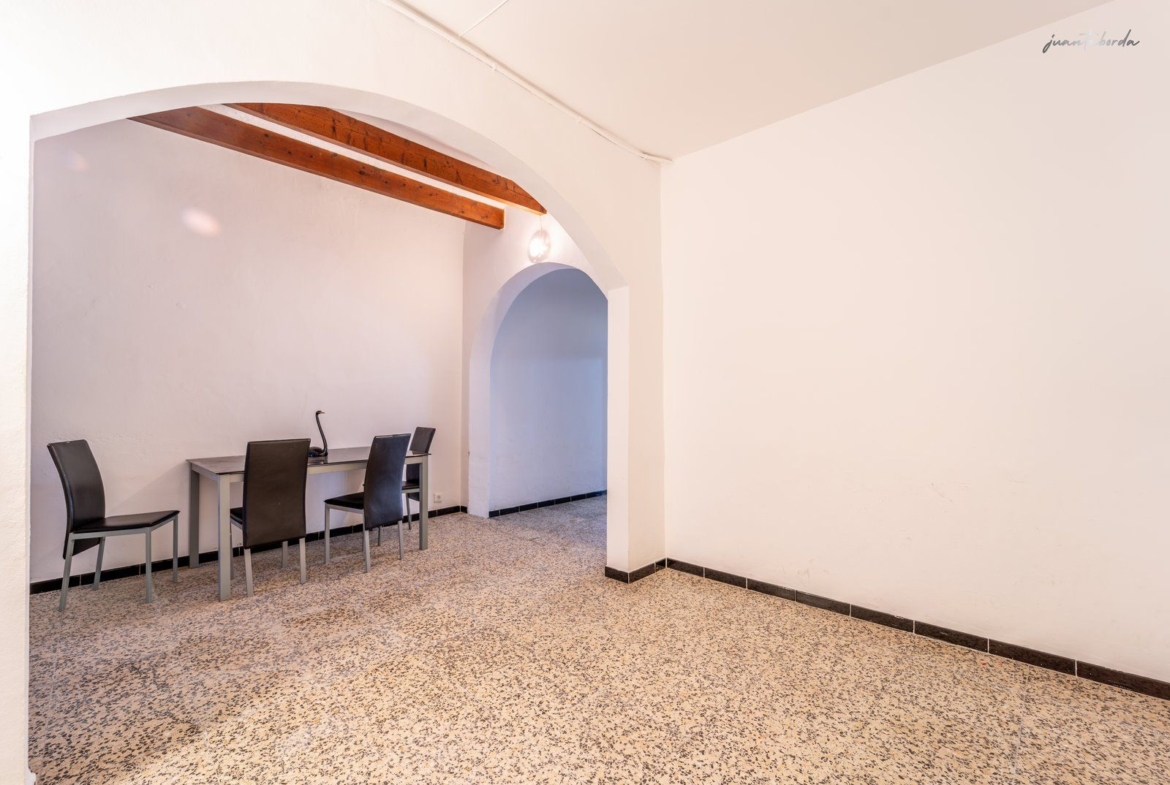 Casa de pueblo con patio y 6 habitaciones en Montuïri