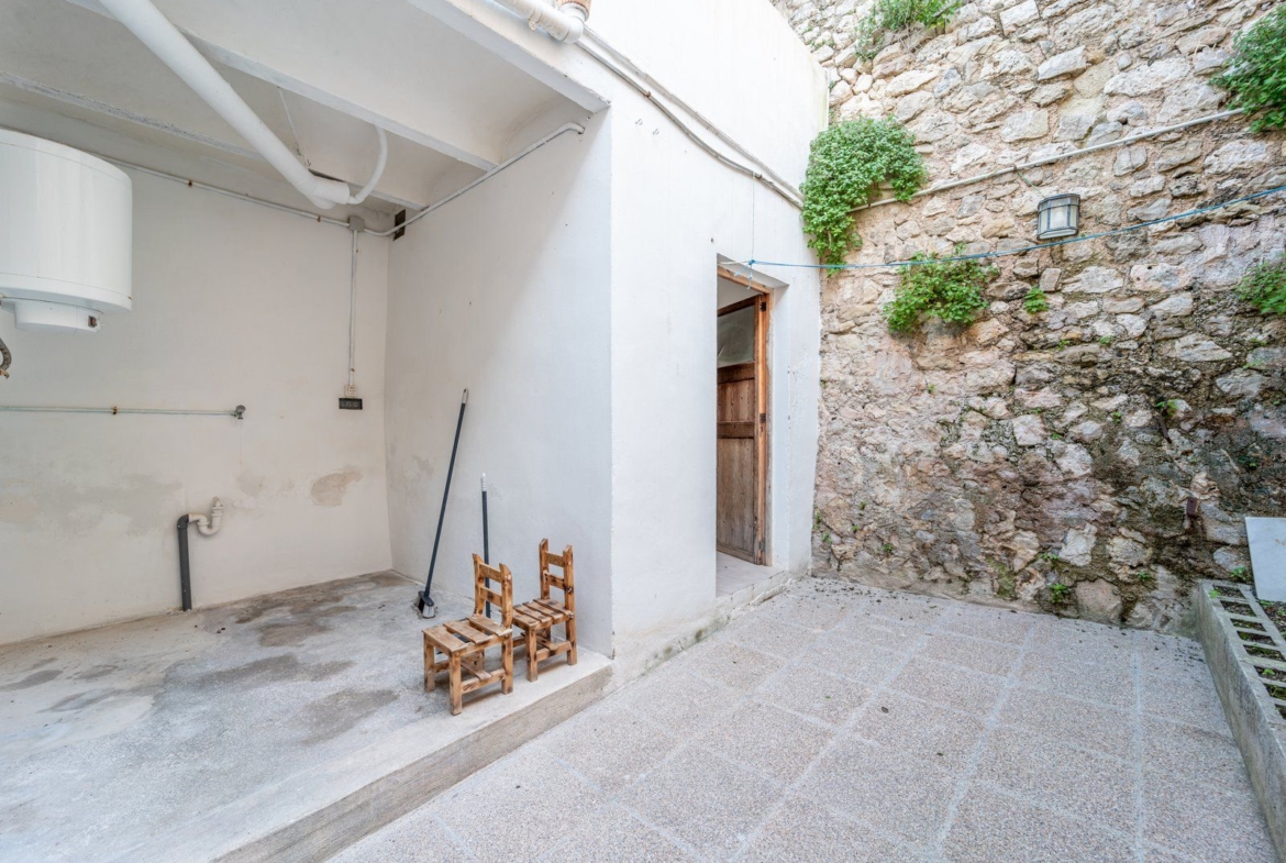 Casa de pueblo con patio y 6 habitaciones en Montuïri