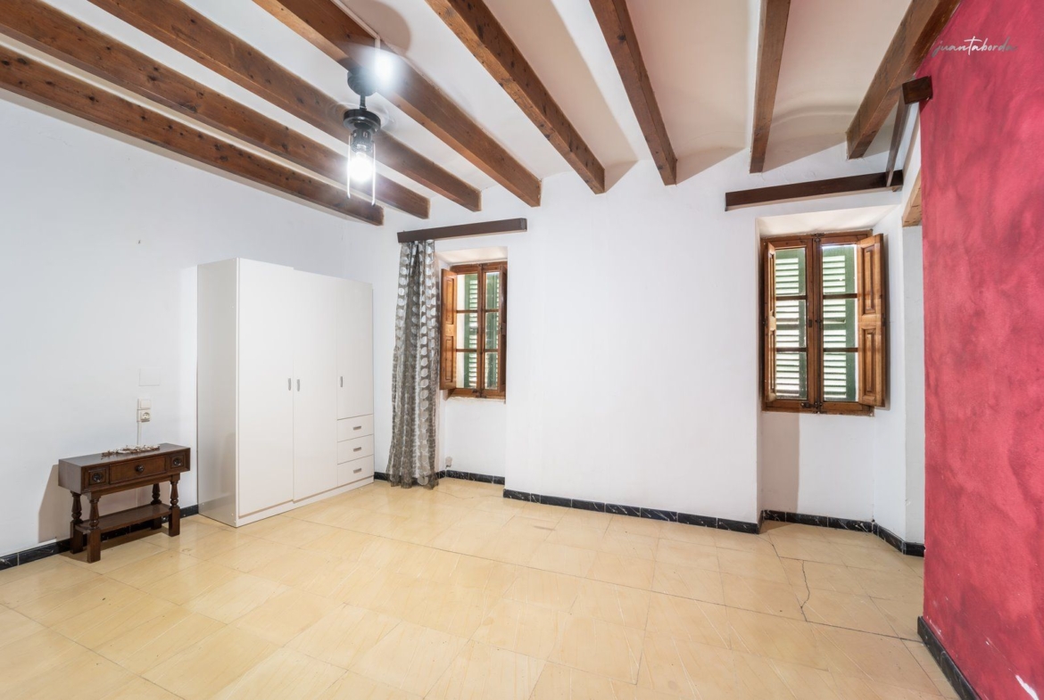 Casa de pueblo con patio y 6 habitaciones en Montuïri