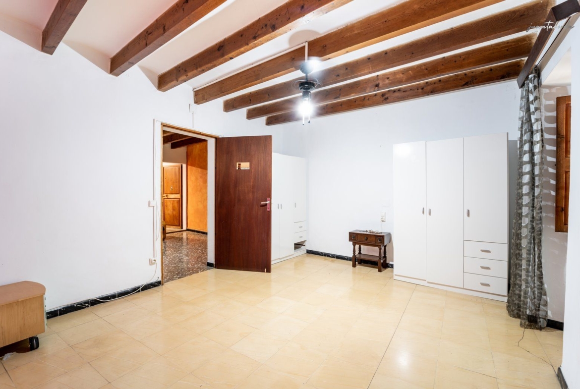 Casa de pueblo con patio y 6 habitaciones en Montuïri