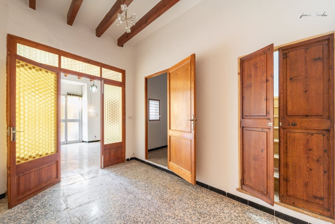 Casa de pueblo con patio y 6 habitaciones en Montuïri