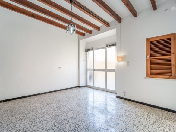 Casa de pueblo con patio y 6 habitaciones en Montuïri