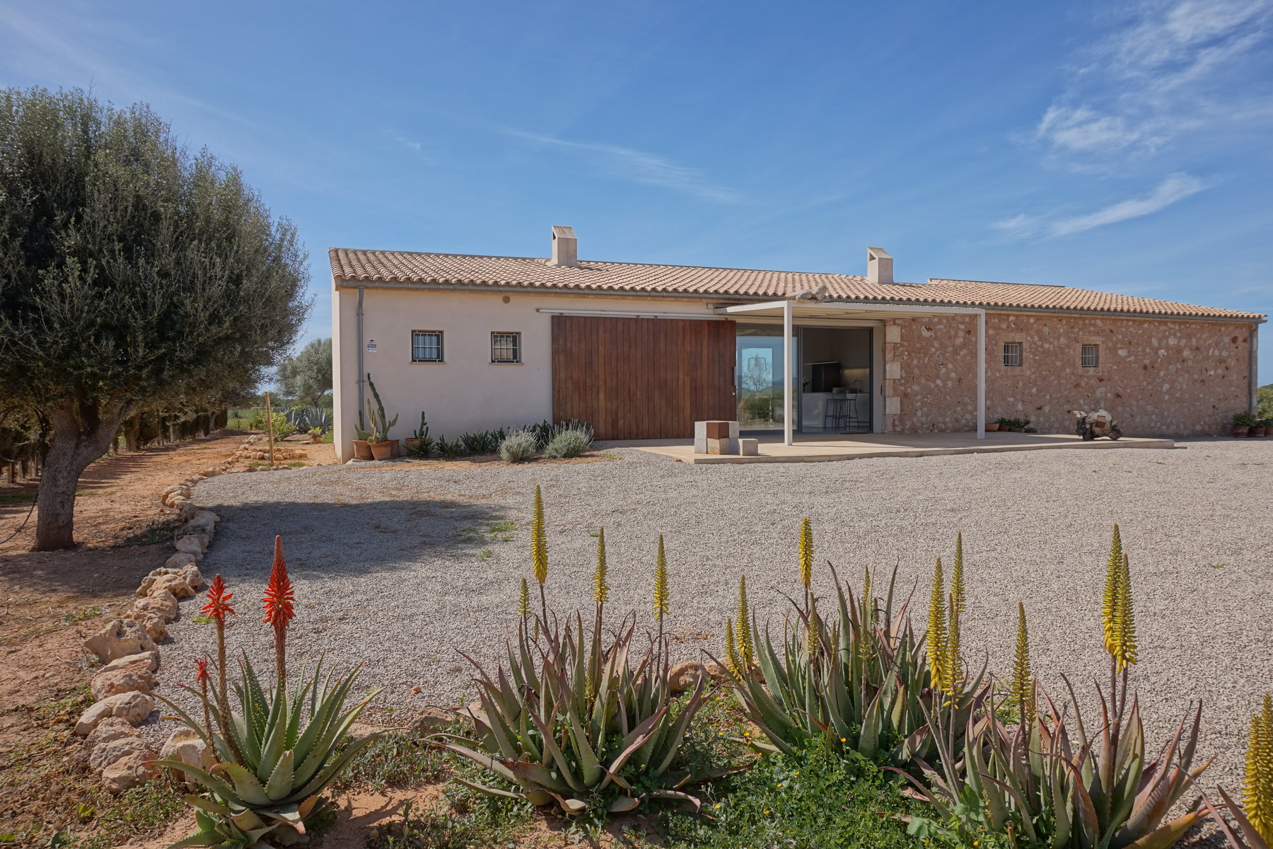 1353-Country-Estate-for-sale-in-the-Es-Trenc-area-VPT24040506.jpg Casa de campo moderna junto a Es Trenc y Ses Covetes, Campos