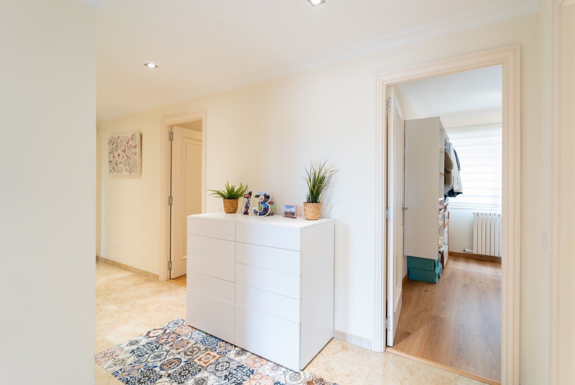 Geräumige 5-Zimmer-Wohnung mit Terrasse und Bergblick in Palma