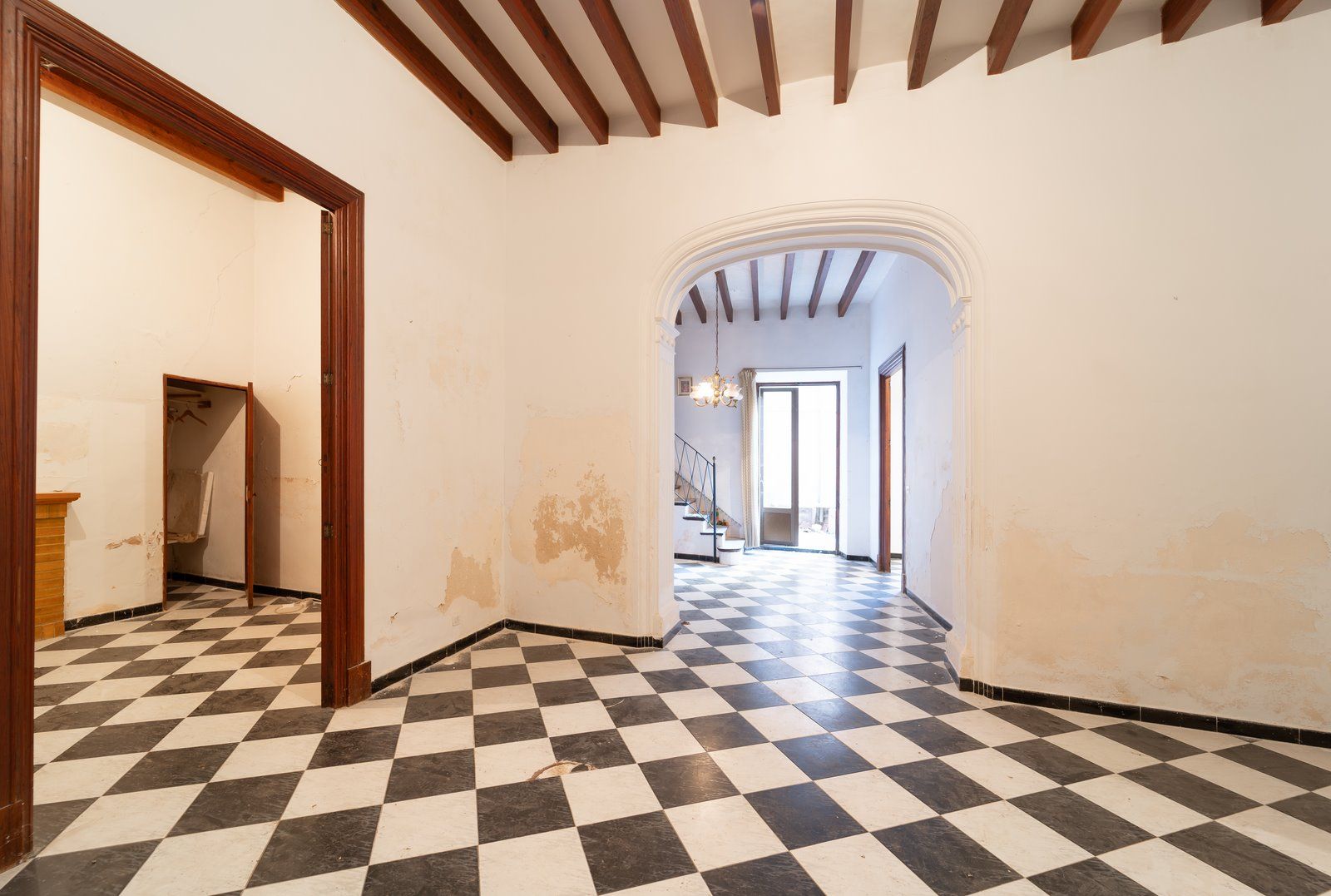 1372-Beautiful-town-house-to-renovate-in-the-heart-of-Porreres-23-Copiar.jpg Casa señorial a reformar en Porreres, 438 m² y 5 dormitorios