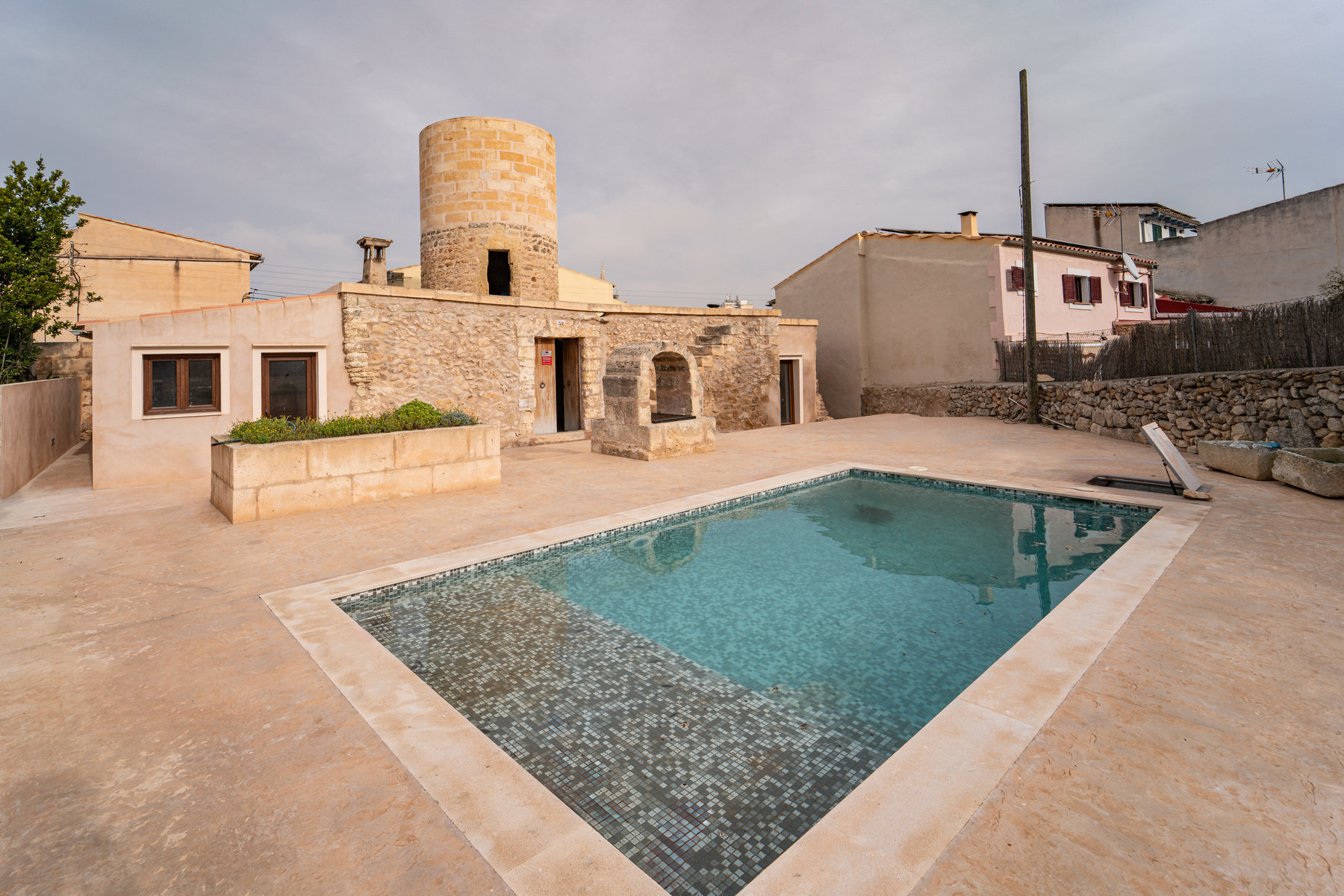 1391-Beautifully-renovated-windmill-to-rent-in-Manacor-4.jpg Historische Windmühle mit Pool zur Miete in Manacor Mallorca