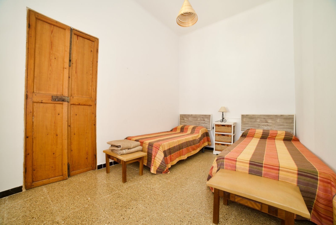 Charmantes Stadthaus zur Miete in Ses Salines mit Meerblick und Terrasse