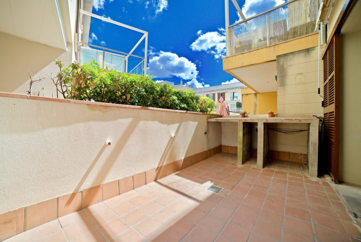 Planta baja con terraza y piscina comunitaria en Campos