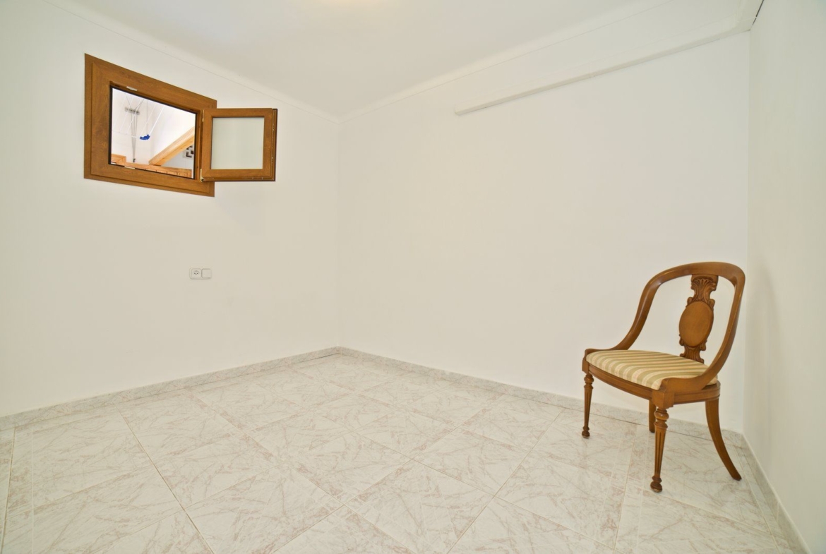 Beachfront Long-Term Rental in Sa Ràpita: 4-Bed Ground Floor Apartment