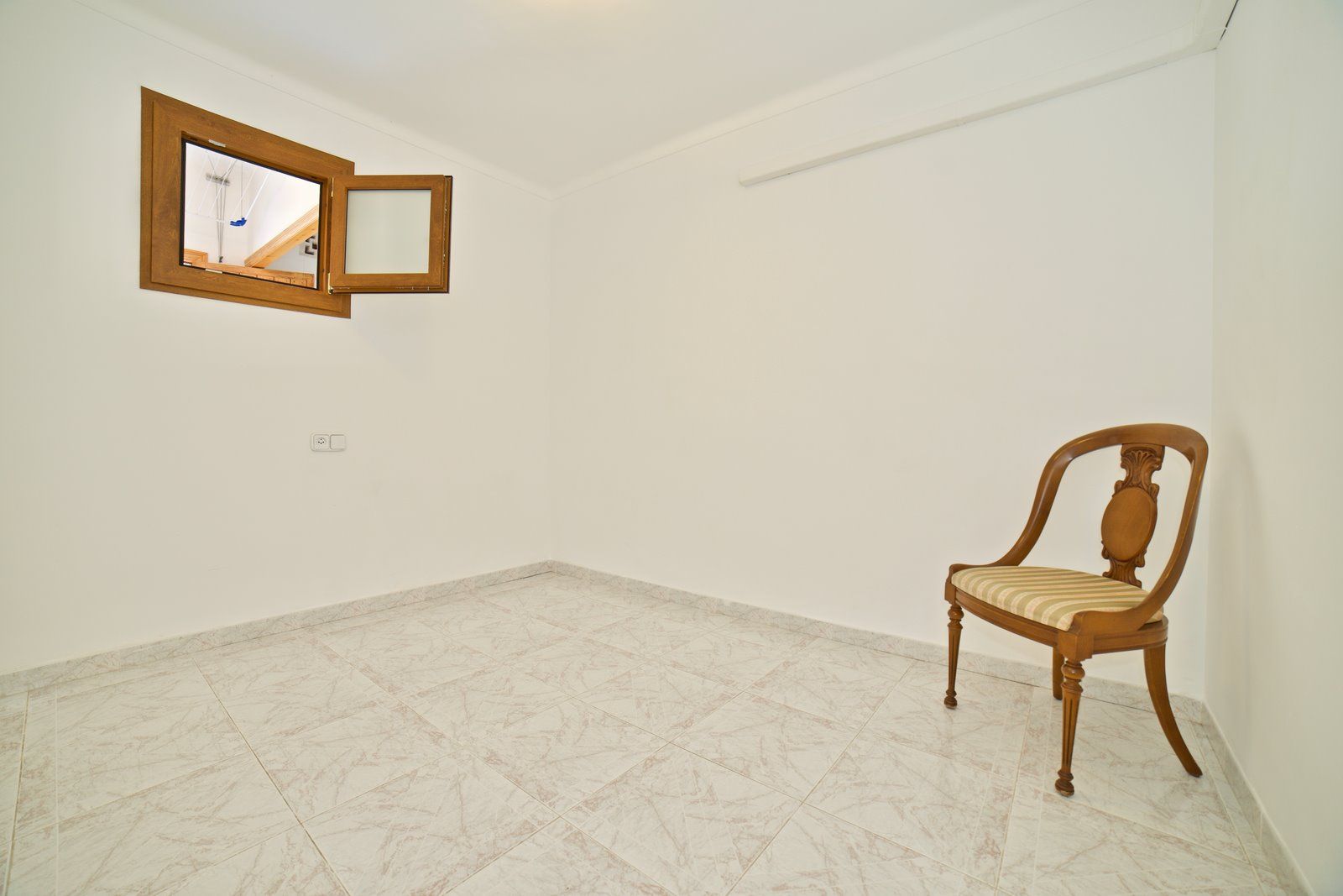 Beachfront Long-Term Rental in Sa Ràpita: 4-Bed Ground Floor Apartment