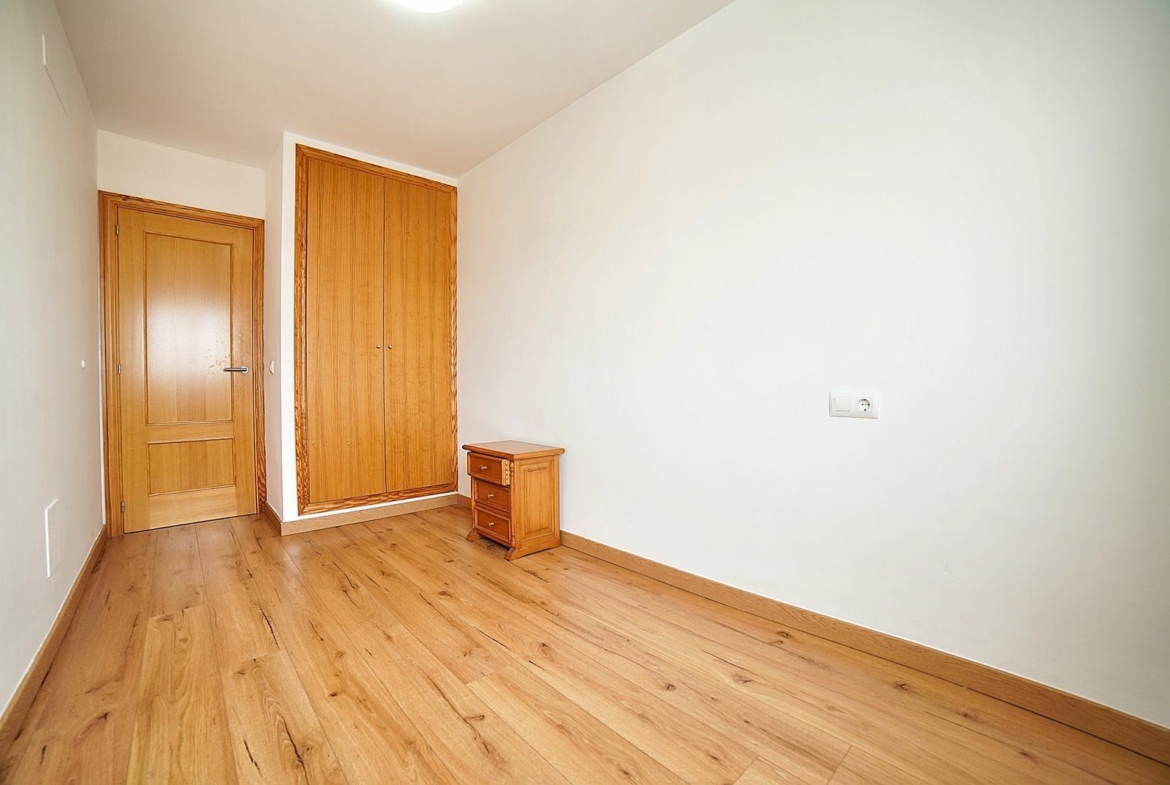 Spacious 3-Bed Apartment With Elevator & Balcony in Campos