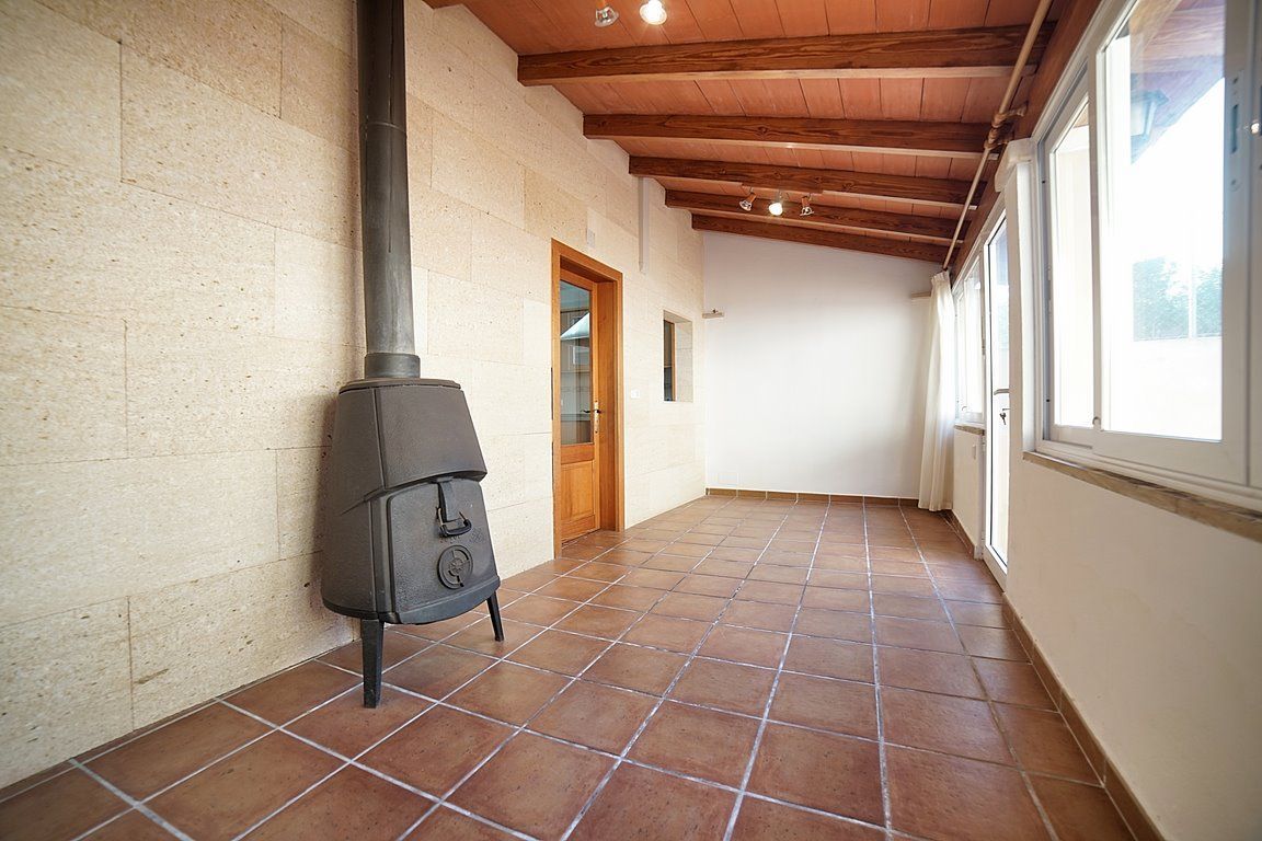Haus in Cala Llombards: Terrassen und Kamin, 100 m vom Meer