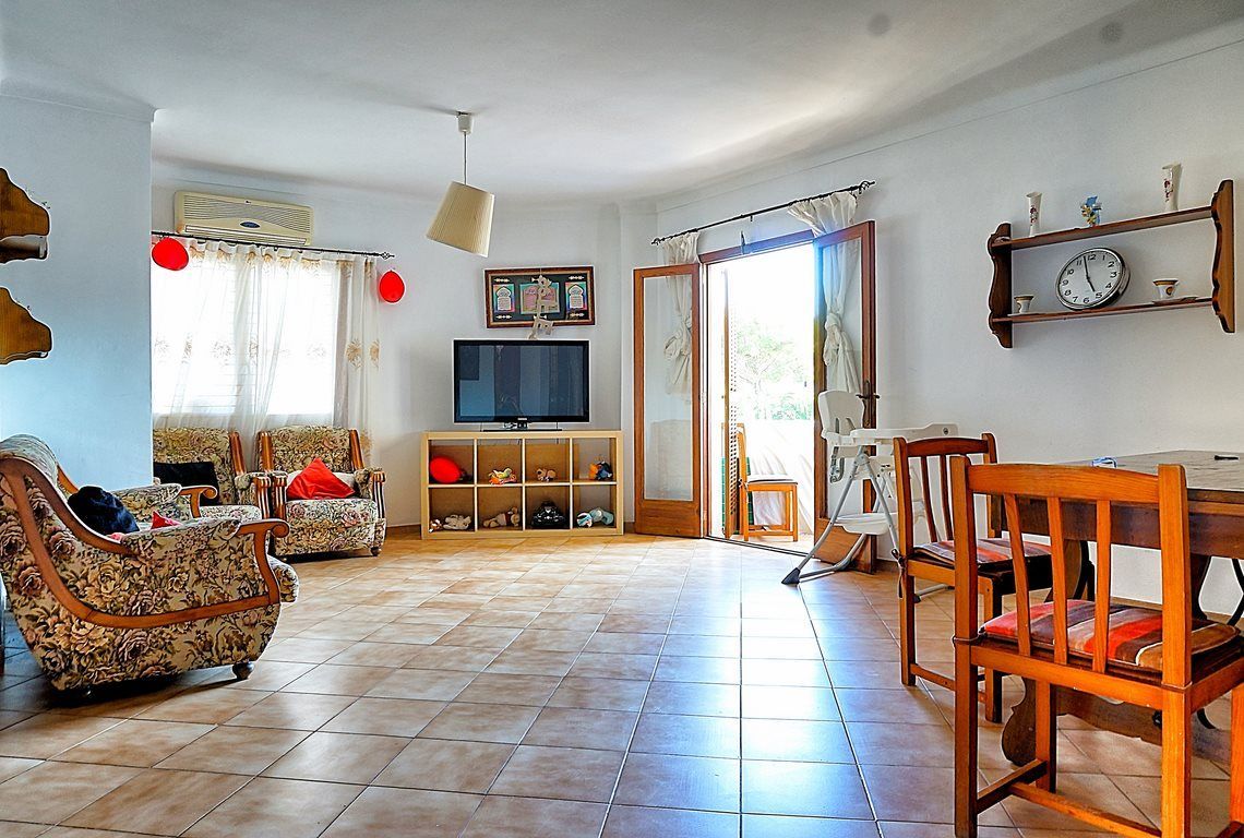 Amplio piso con balcones y chimenea junto a la marina de Portopetro