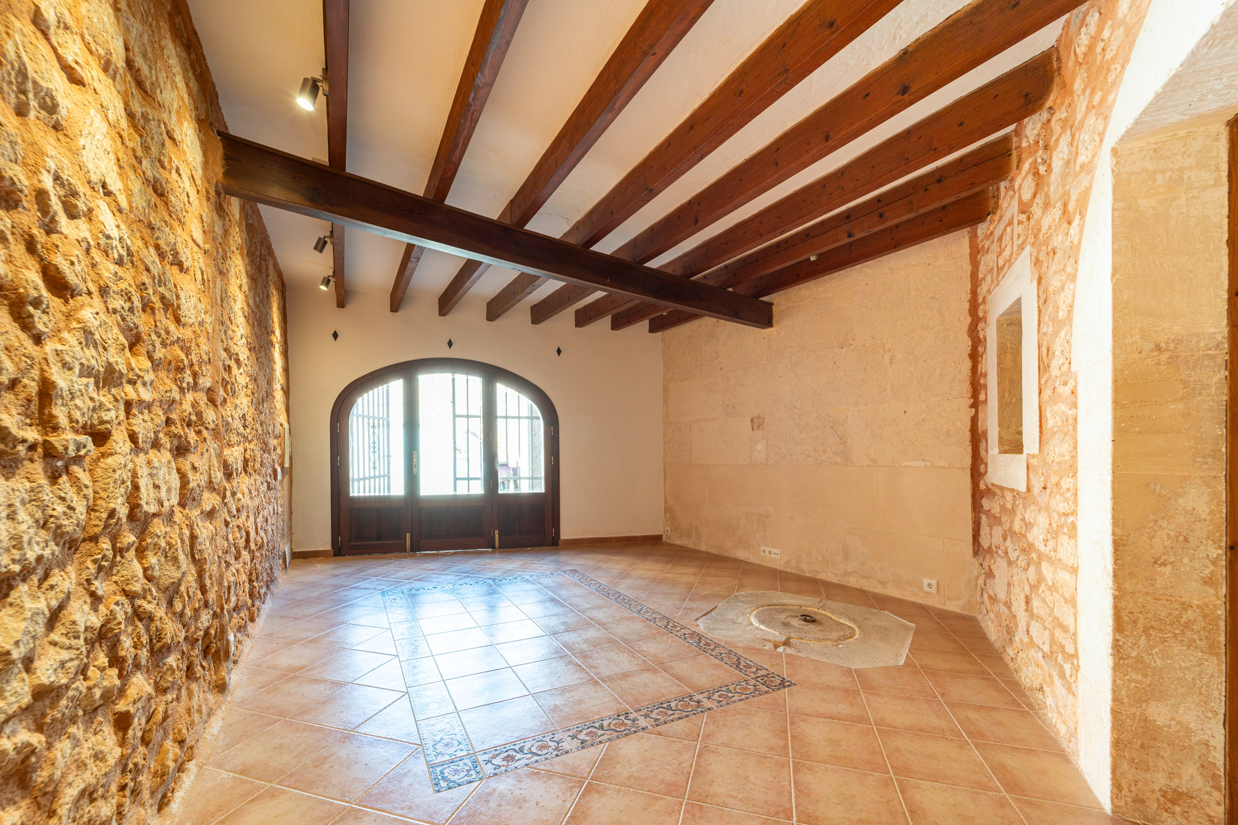 1407-Charming-town-house-to-rent-with-garden-in-Santanyi.3.jpg Casa de pueblo con terraza y jardín en Santanyí