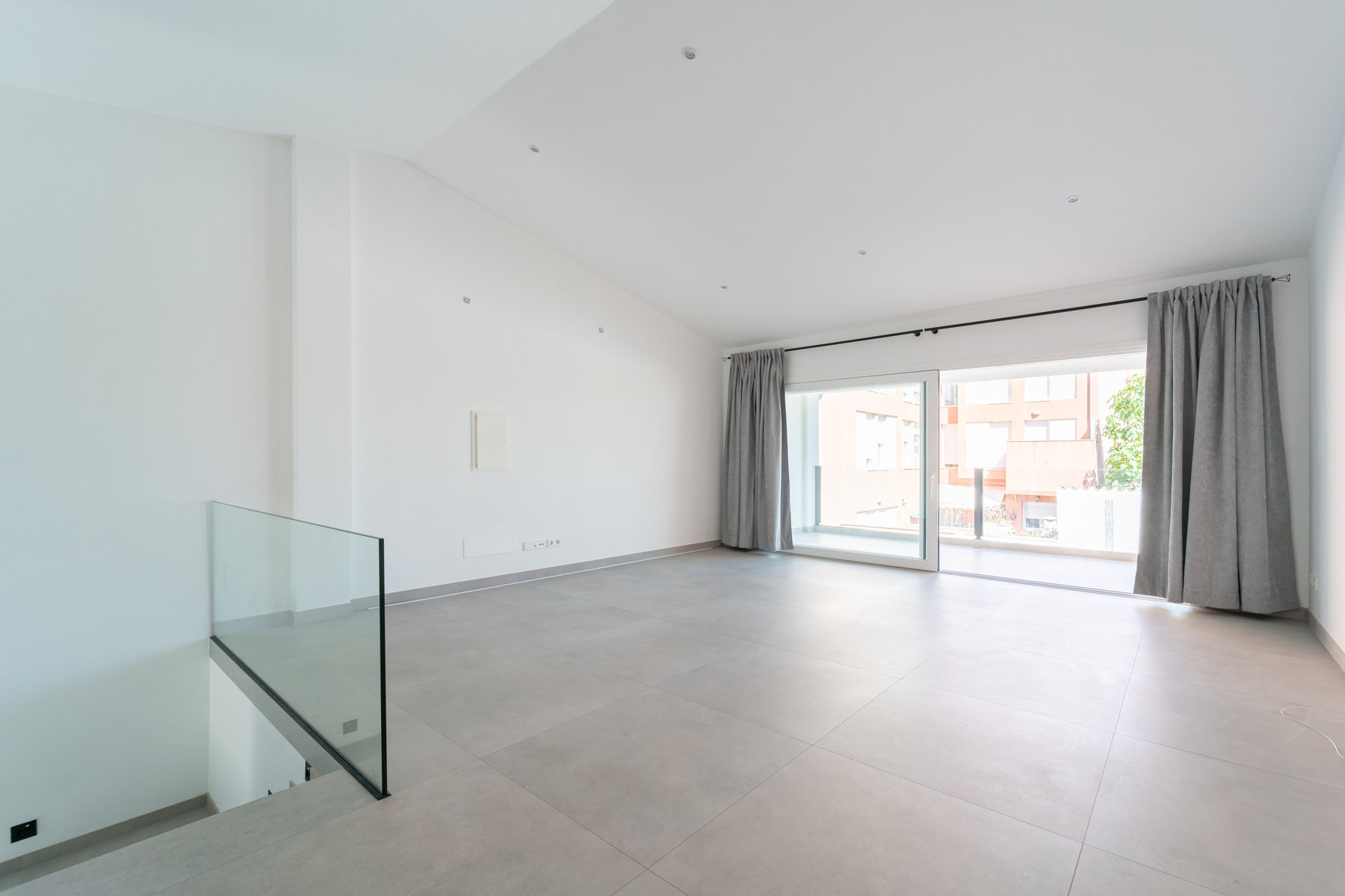 1409-Bright-and-modern-apartnment-to-rent-in-Campos-with-terrace.-1.jpg Modernes Penthouse mit Terrasse zur Miete in Campos