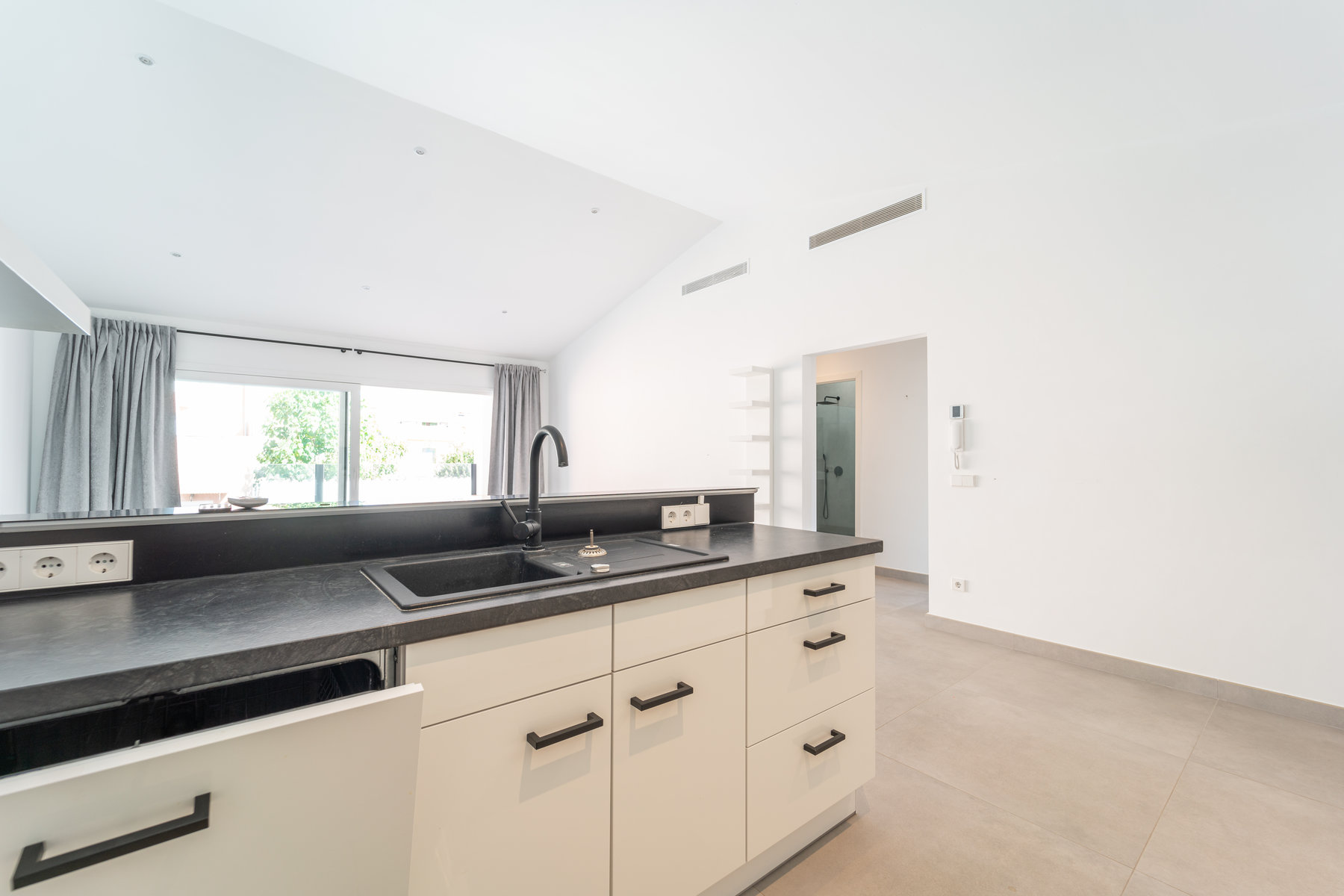 1409-Bright-and-modern-apartnment-to-rent-in-Campos-with-terrace.-8.jpg Modernes Penthouse mit Terrasse zur Miete in Campos